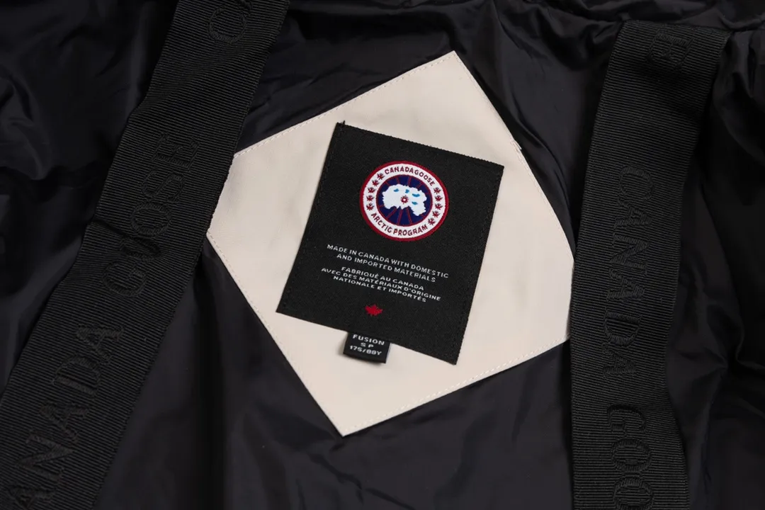 P820 (Top wolf fur version delivery handbag) Canada Goose Canada Goose #Expedition expedition parka classic down jacket ➖ Imported 21-count polyester-cotton blended original fabric [last year’s 16-count/18-count hard fabrics have been completely eliminated, this year all use 21-count genuine synchronous fabrics, the soft mid-band feels delicate and textured], genuine synchronous Feather-Light 10D waterproof coated fabric, made of 84.5% polyester fiber and 15.5% cotton, 100% the best feel in the entire network! ➖ The genuine official website uses the national standard 80 white duck down, and will never be misled by false claims such as 90 down or goose down! ➖ Using the best nylon lining with double double-layer sealing design, velvet-proof No. 7 needle + grid-filled down ready-made garments, there is 100% no so-called velvet running! ➖ The cuffs are designed with thickened seamless threads, and the collar and pockets are lined with top-quality polar fleece to keep you warm and comfortable! ➖ Yoshida YKK provides original custom-made electroplated sliders. YKK two-way lockable zippers are tight and smooth and will not peel off paint! ➖ 3M composite guarantees that the Velcro is the same as the original, durable, and all accessories and hardware are custom-made! ➖ The imported Behringer embroidery machine customizes the 10,000-needle embroidery logo, and 98% of the replicas restore the original logo. ➖ ​​The fur collars are all made of large pieces of Western Canadian blue wolf leather, ensuring that each fur collar is 13-15cm wide!